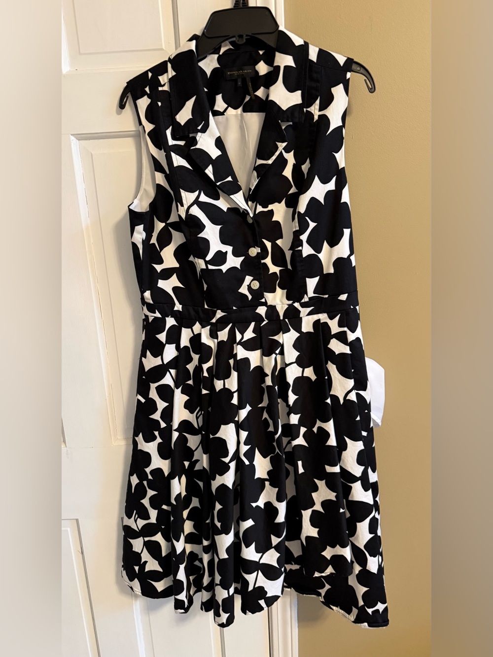 Donna Karan Black and White Sleeveless Floral Fit-and-Flare Dress size 12